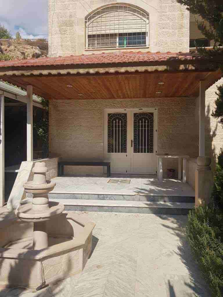 شبه فيلا للبيع في ضاحية الرشيد مكونة من طابقين وفي الطابق الثالث غرفة نوم ماستر وسطح مبلط ويجد حديقة في الطابق الثاني و يوجد حديقة اماميه مع نافورة وكراج معطى يتسع لي ثلاث سيارات
متوفر تدفئة وسخان شم...