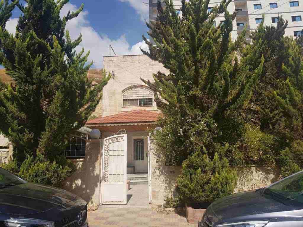 شبه فيلا للبيع في ضاحية الرشيد مكونة من طابقين وفي الطابق الثالث غرفة نوم ماستر وسطح مبلط ويجد حديقة في الطابق الثاني و يوجد حديقة اماميه مع نافورة وكراج معطى يتسع لي ثلاث سيارات
متوفر تدفئة وسخان شم...