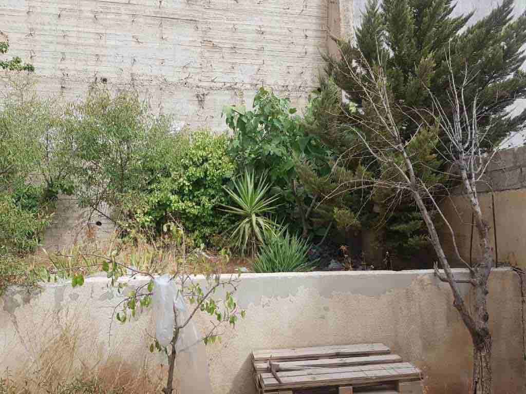 شبه فيلا للبيع في ضاحية الرشيد مكونة من طابقين وفي الطابق الثالث غرفة نوم ماستر وسطح مبلط ويجد حديقة في الطابق الثاني و يوجد حديقة اماميه مع نافورة وكراج معطى يتسع لي ثلاث سيارات
متوفر تدفئة وسخان شم...