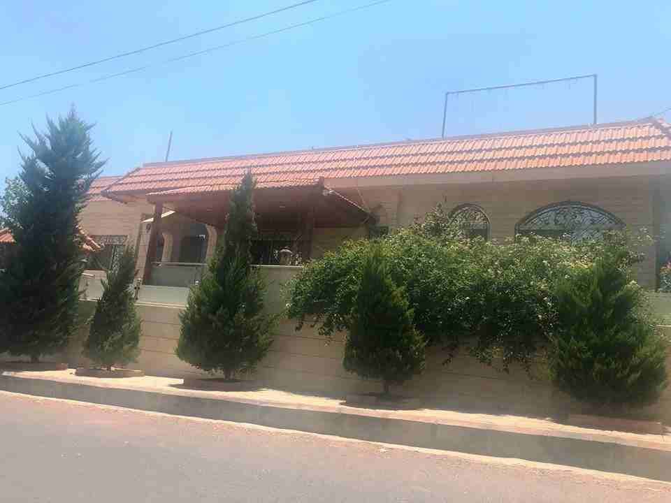 فيلا متلاصقة للبيع طبربور قرب مسجد اهل الرباط على شارعين
مساحة الأرض 930م حصة الفيلا من الارض520م
مساحة البناء 250م ارضي +100م تسوية
3نوم واحد ماستر صالون صالة معيشه 3 حمامات مطبخ جديد تشطيبات سوبر...