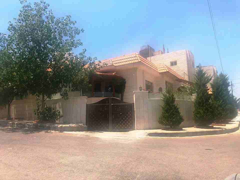 فيلا متلاصقة للبيع طبربور قرب مسجد اهل الرباط على شارعين
مساحة الأرض 930م حصة الفيلا من الارض520م
مساحة البناء 250م ارضي +100م تسوية
3نوم واحد ماستر صالون صالة معيشه 3 حمامات مطبخ جديد تشطيبات سوبر...