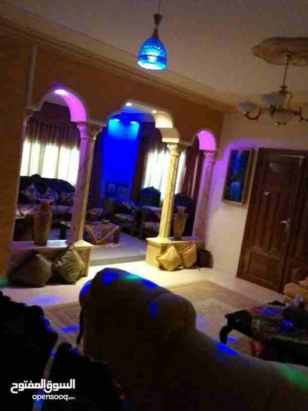 منزل مستقل للبيع. مساحة الأرض 600 متر مسطح البناء 250 متر 3 غرف م +مطبخ+ 2 حمام +تسويه غرفه +مطبخ + حمام +حديقة تقع على شارع 12 م+بركة مياه+ شمع الطابق الثاني طالعة الموقع جبل المغير خلف مجمع الخواجا...